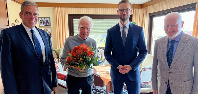 Ehrenbürger Heinz Reusch mit Bürgermeister Dr. Hans Ulrich Richter-Hopprich, Erstem Beigeordneten Andree Stein und Altbürgermeister Dr. Paul Possel-Dölken