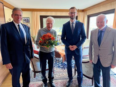 Ehrenbürger Heinz Reusch mit Bürgermeister Dr. Hans Ulrich Richter-Hopprich, Erstem Beigeordneten Andree Stein und Altbürgermeister Dr. Paul Possel-Dölken