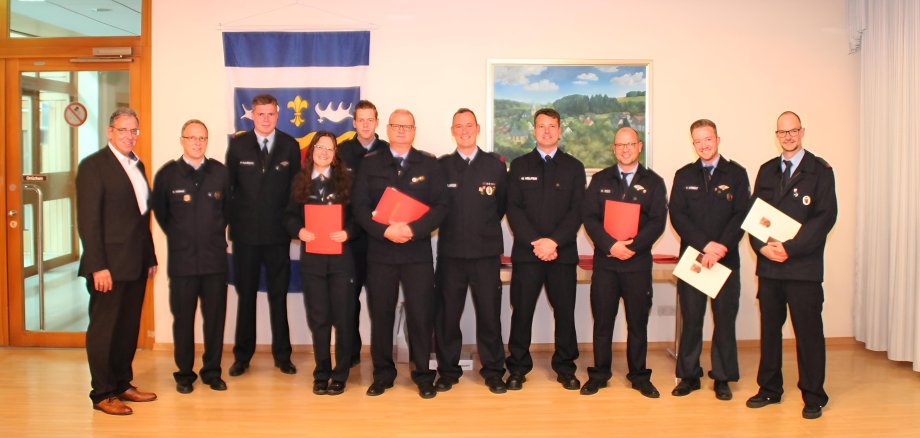 Erster Beigeordneter Stein mit Feuerwehrleuten aus Niederelbert.