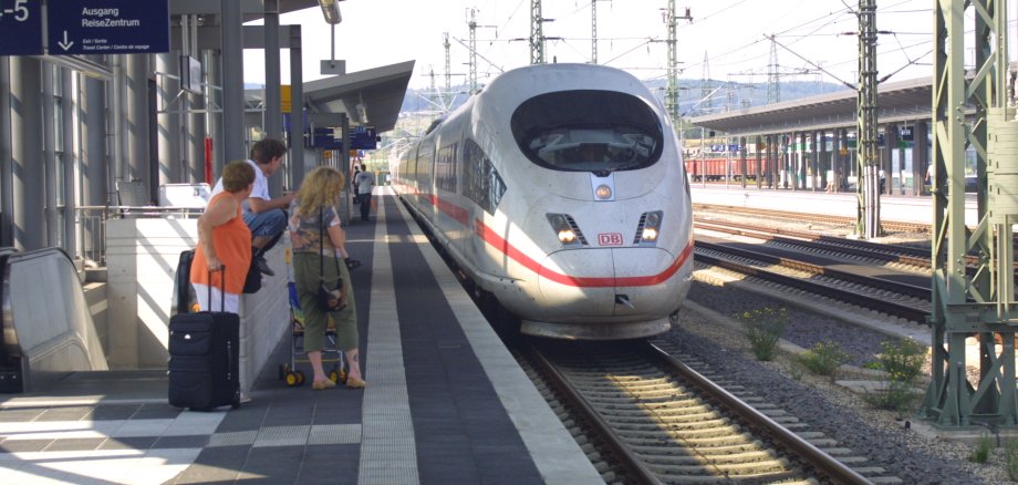 Ein einfahrender Zug im ICE-Bahnhof Montabaur.