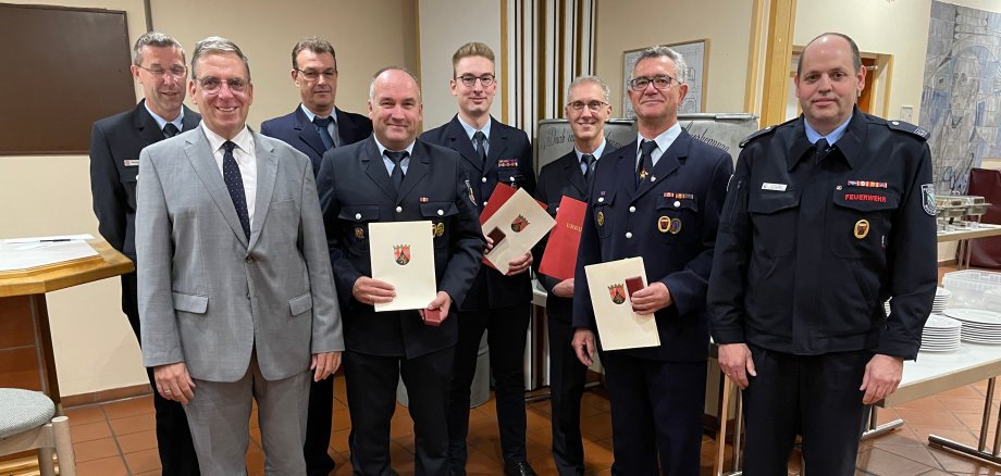 Erster Beigeordneter Stein mit den Feuerwehrleuten aus Nentershausen.