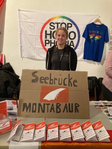 Keana Müller am Messestand der Initiative „Seebrücke Montabaur“.