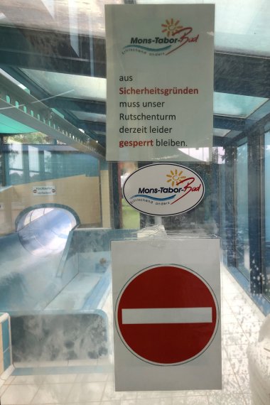 Schild mit Hinweis, dass die Rutsche geschlossen ist, klebt an Türe.