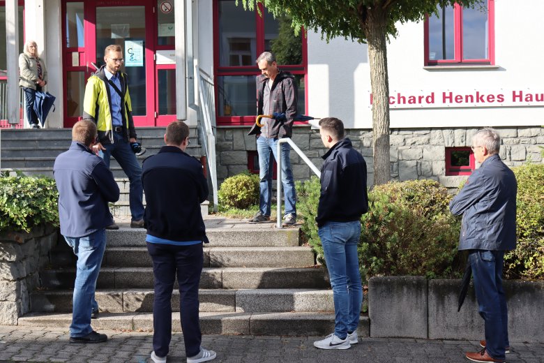 Ortsbürgermeister Klaus Henkes und Bürgermeister Ulrich Richter-Hopprich im Gespräch mit Bürgern aus Ruppach-Goldhausen.