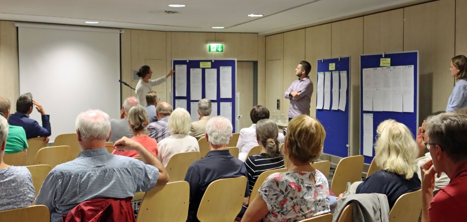 Saal mit Menschen während der Veranstaltung.