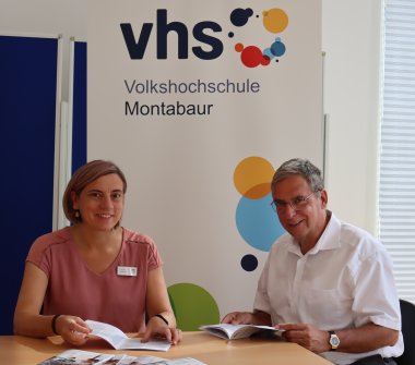 Caroline Albert-Woll und Andree Stein blättern im neuen vhs-Programm.