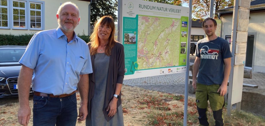 Ralf Heibel, Karin Maas und Stefan Eschenauer stehen vor der neuen Portaltafel.