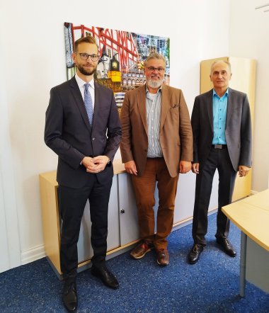 Der neue Schiedsmann Michael Arndt gemeinsam mit Ralf Tries, Direktor des Amtsgerichts, und Bürgermeister Ulrich Richter-Hopprich.