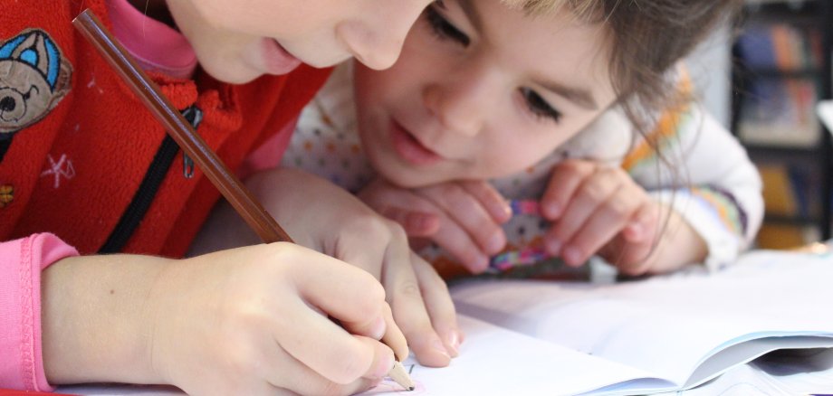 Zwei Kinder beim gemeinsamen lernen.