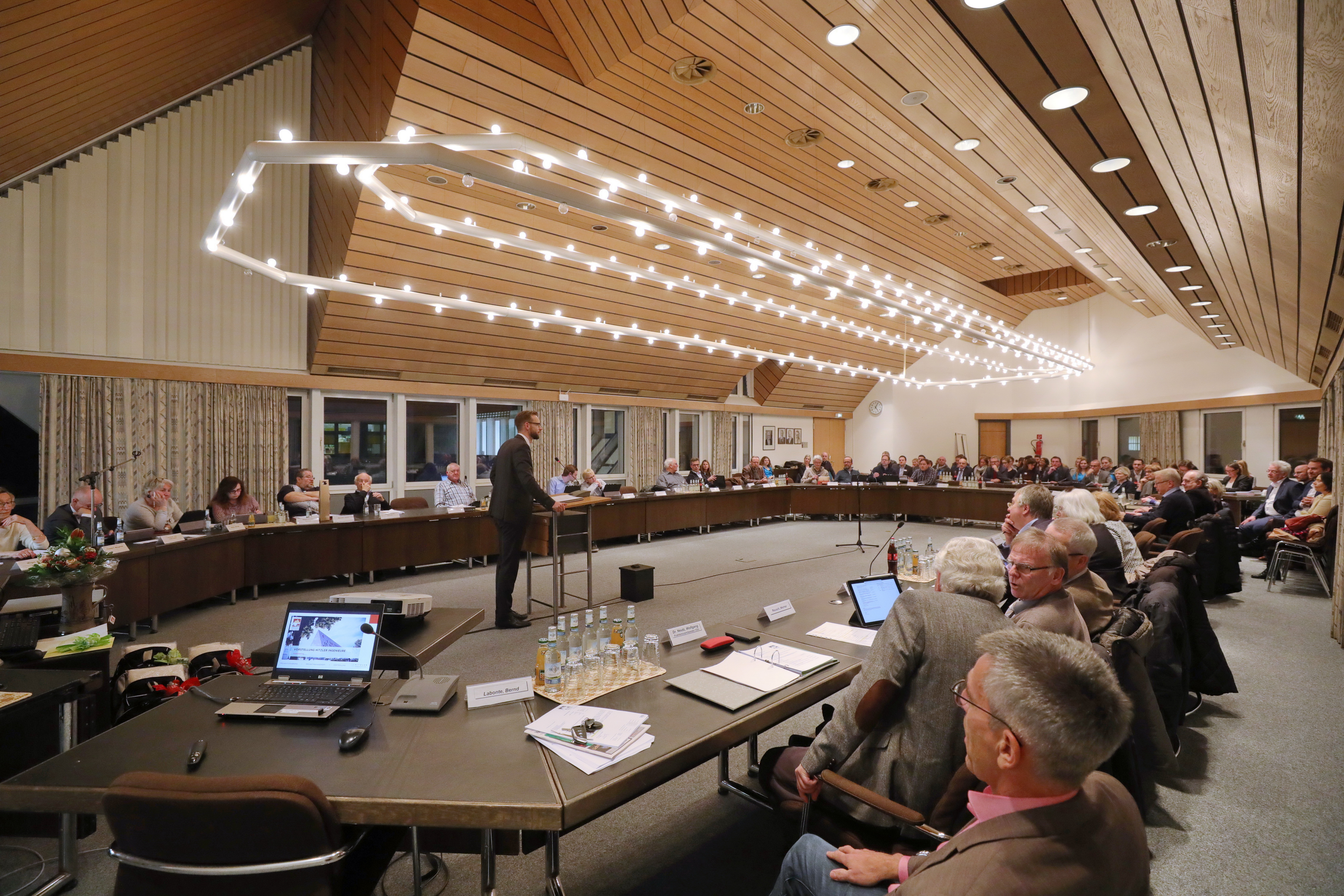 Symbolbild Blick in Sitzung des VG-Rats