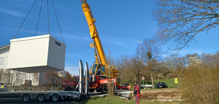 Ein Schwerlastkran setzte das 20 Tonnen schwere Häuschen vorsichtig auf sein Fundament.