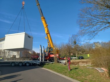 Ein Schwerlastkran setzte das 20 Tonnen schwere Häuschen vorsichtig auf sein Fundament.