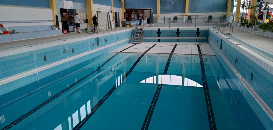 Ein Blick ins Hallenbad: Das Becken füllt sich langsam mit Wasser.