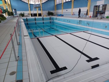 Ein Blick ins Hallenbad: Der neue Hubboden ist eingebaut, das Becken gereinigt, jetzt läuft das Wasser ein.