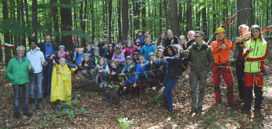 Gruppenbild aller Beteiligten an den Waldferien.