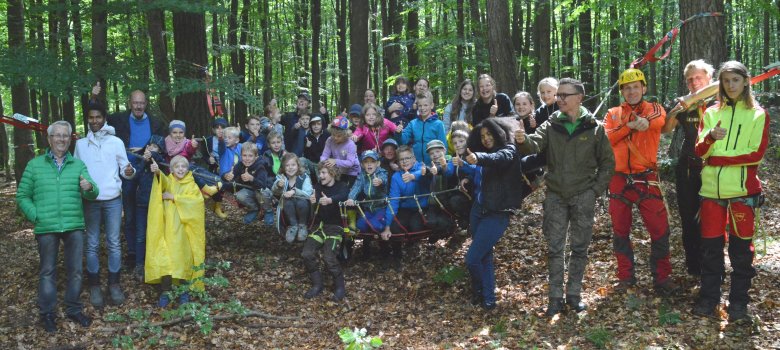 Gruppenbild aller Beteiligten an den Waldferien.