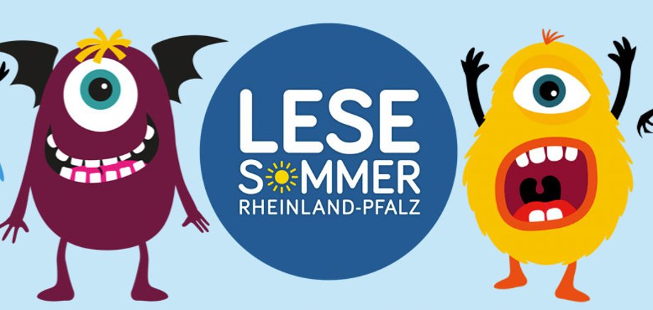 Vier bunte gezeichnete Fantasiemonster, teilweise nur mit einem Auge, stehen rechts und links neben dem Text "Lesesommer Rheinland-Pfalz"