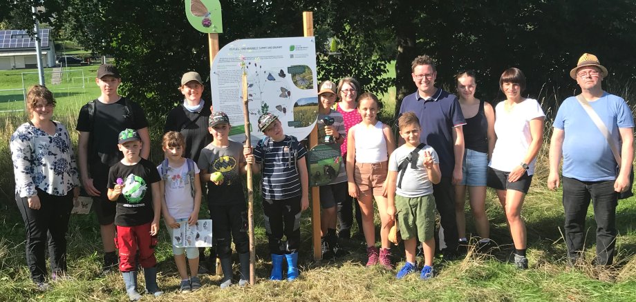 Bild zeigt Gruppe von Menschen auf einem Feld