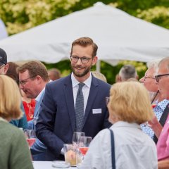 Bürgermeister Ulrich Richter-Hopprich im Gespräch mit Gästen.