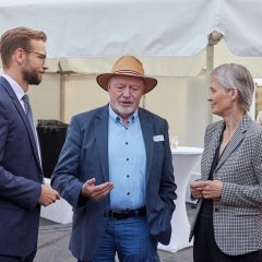 Bürgermeister Ulrich Richter-Hopprich im Gespräch mit seinem Amtsvorgänger Edmund Schaaf und Stadtbürgermeisterin Gabi Wieland.