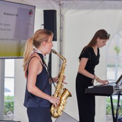 Die beiden Musikerinnen Helen Höhn und Mariella Dapprich musizieren.