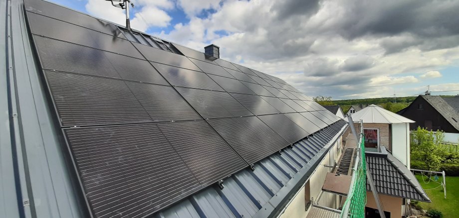 Eine Solaranlage auf einem Dach.