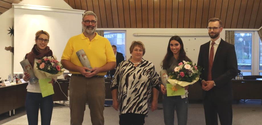 Die geehrten Sportlerinnen und Sportler gemeinsam mit Kadenbachs Ortsbürgermeisterin Ute Küchen und Bürgermeister Ulrich Richter-Hopprich.
