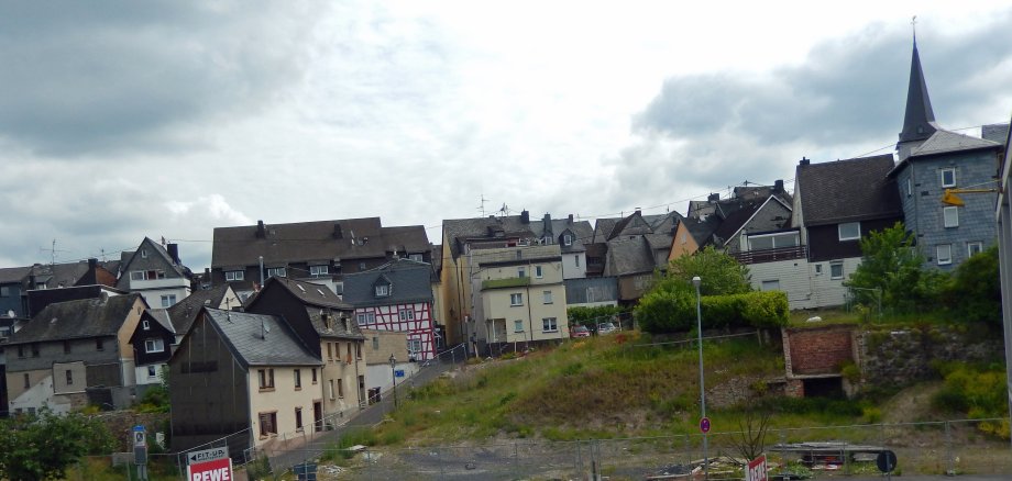 Blick auf die Hospitalstraße mit der städtischen Brachfläche im Hintergrund. 