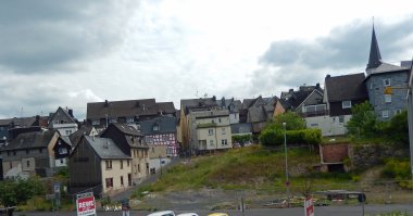 Blick auf die Hospitalstraße mit der städtischen Brachfläche im Hintergrund. 