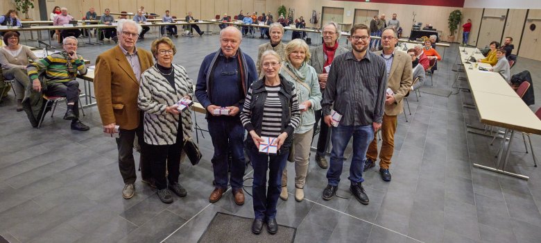 Stadtbürgermeisterin Gabi Wieland mit den geehrten Ehrenamtlichen; im Hintergrund der Montabaurer Stadtrat.