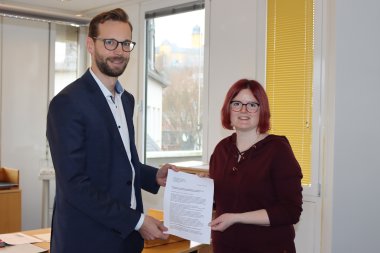 Bild zeigt Bürgermeister Ulrich Richter-Hopprich mit Frau Nattermann bei der Briefübergabe
