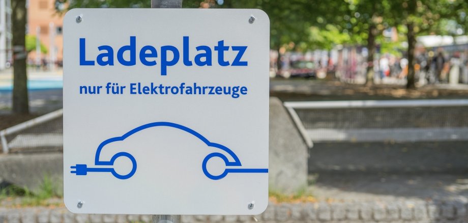 Bild zeigt Schild mit Beschriftung Ladeplatz für Elektrofahrzeuge