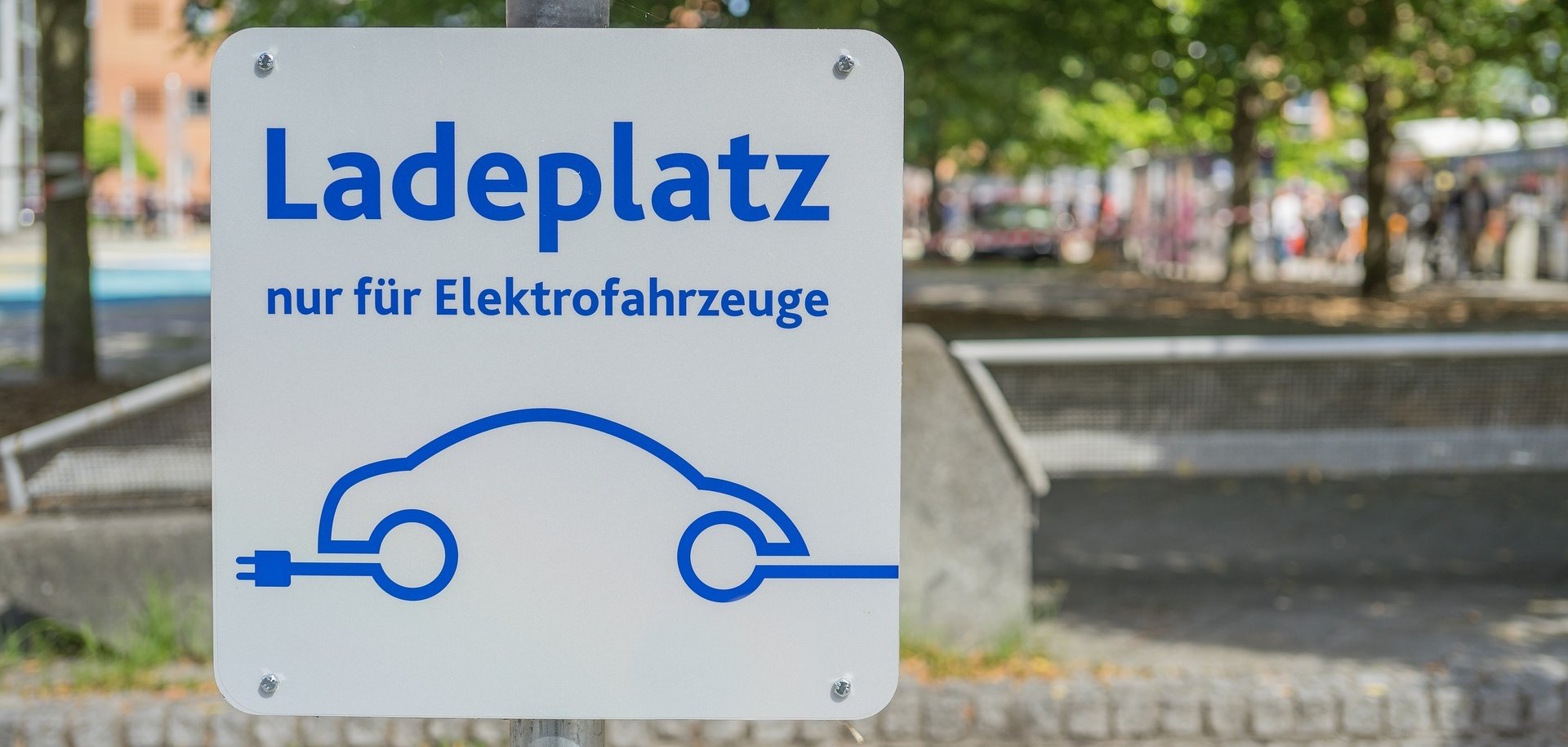 Bild zeigt Schild mit Aufschrift Ladeplatz nur für Elektrofahrzeuge