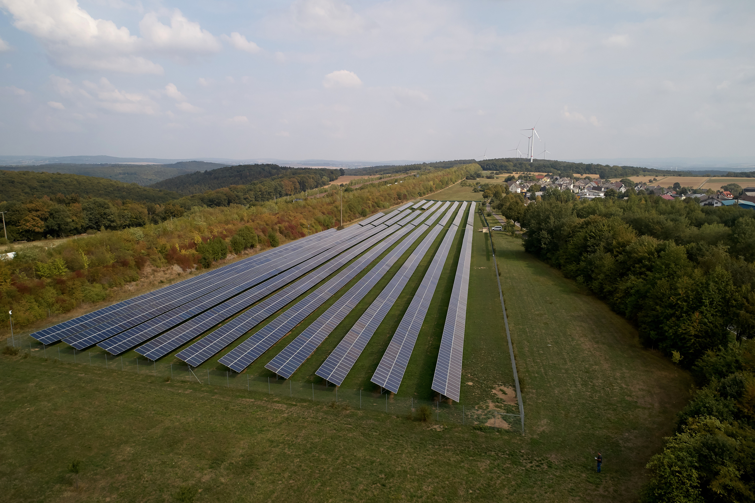 Ein Blick von oben auf den Solarpark Görgeshausen.