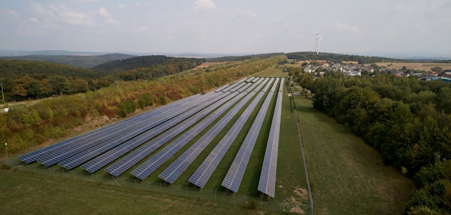 Ein Blick von oben auf den Solarpark Görgeshausen.