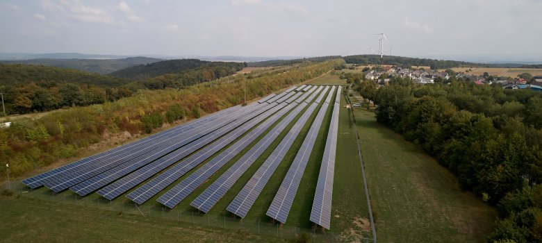 Ein Blick von oben auf den Solarpark Görgeshausen.