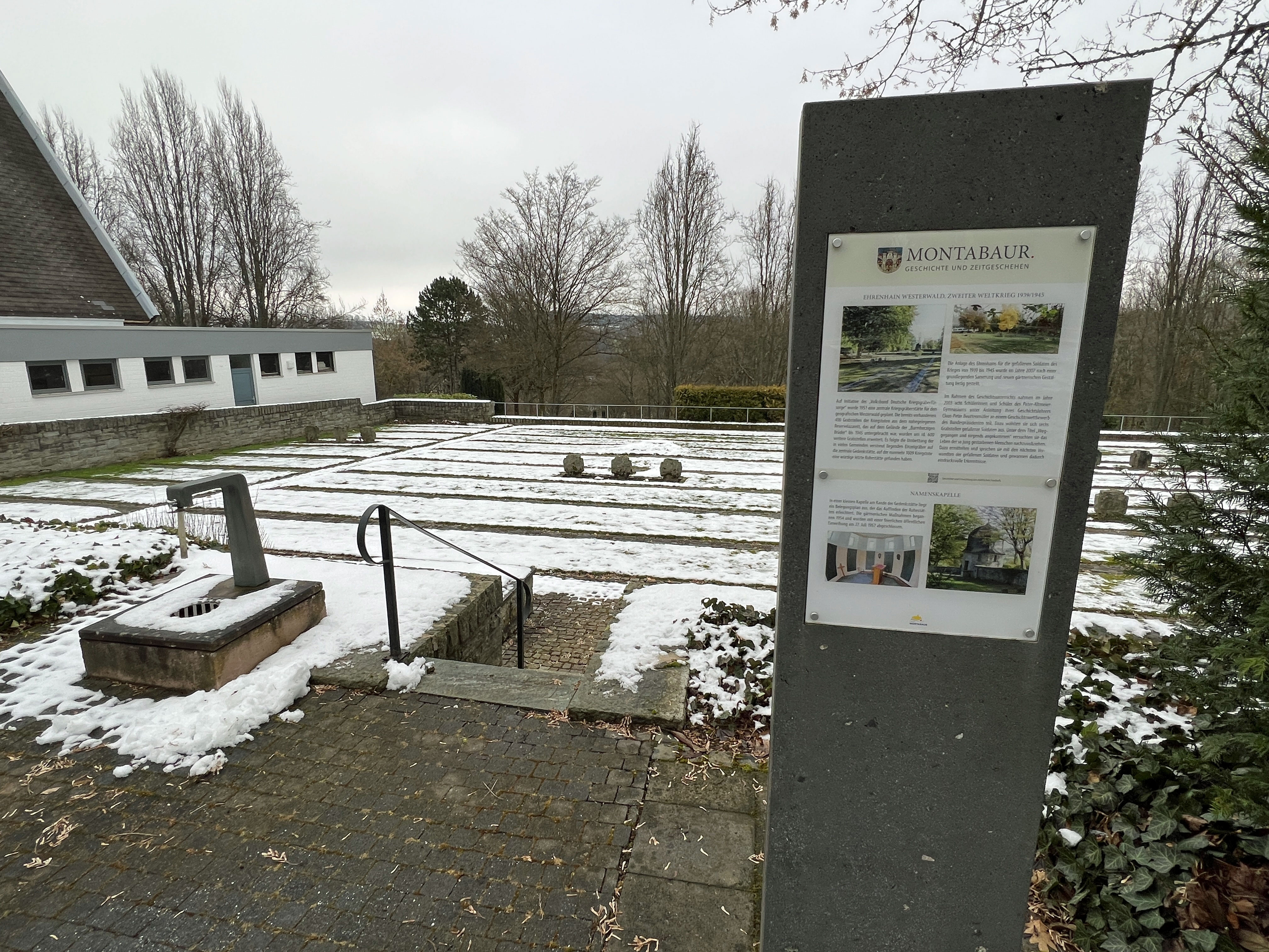 Der Eingangsbereich zum Ehrenhain auf dem Montabaurer Friedhof.