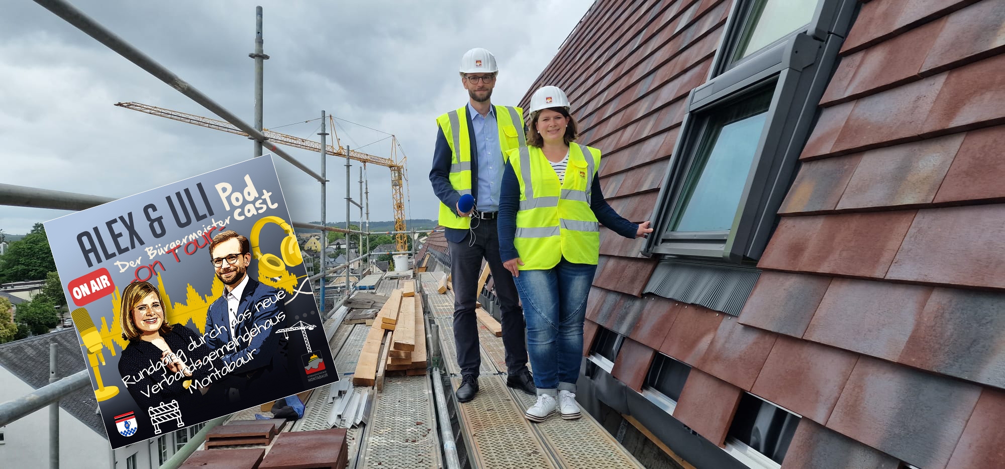 Alexandra Marzi und Ulrich Richter-Hopprich stehen auf dme Dach des neuen Verbandsgemeindehauses. Links ist das Cover des neuen Podcast in das Bild eingeblockt. 