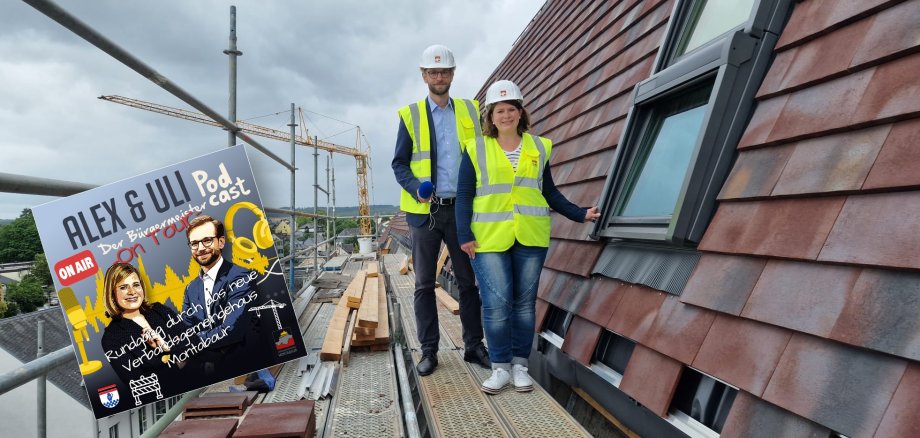 Alexandra Marzi und Ulrich Richter-Hopprich stehen auf dme Dach des neuen Verbandsgemeindehauses. Links ist das Cover des neuen Podcast in das Bild eingeblockt. 