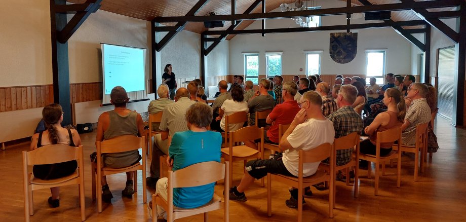 Die Zuhörer im Dorfgemeinschaftshaus verfolgen den Vortrag.