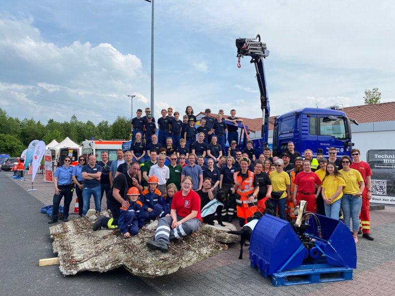 Gruppenfoto aller aktiven Teilnehmerinnen und Teilnehmer beim „Tag der Blaulichtfamilie“ .