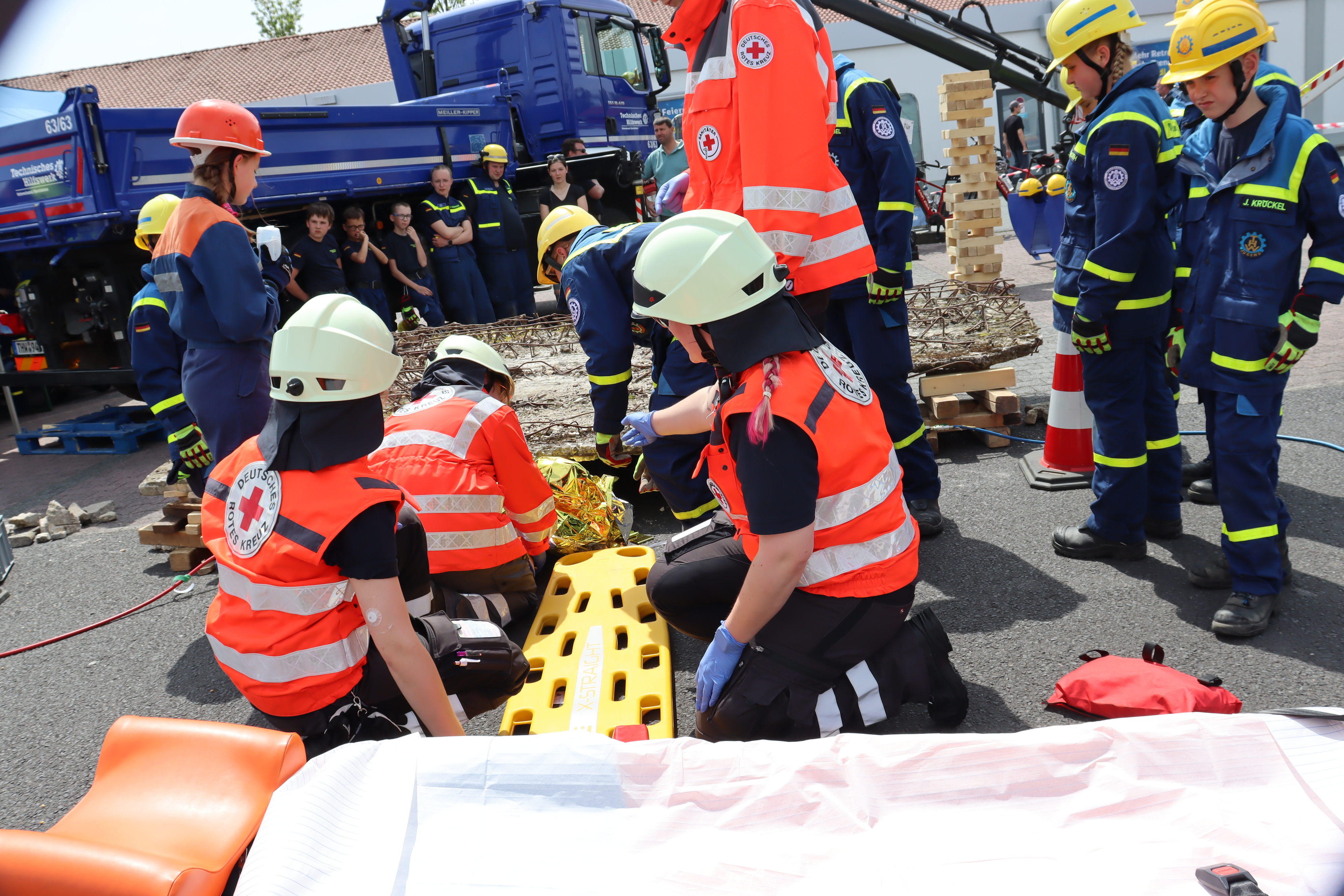 Nachwuchskräfte von Feuerwehr, THW und DRK bei der gemeinsamen Rettungsübung.