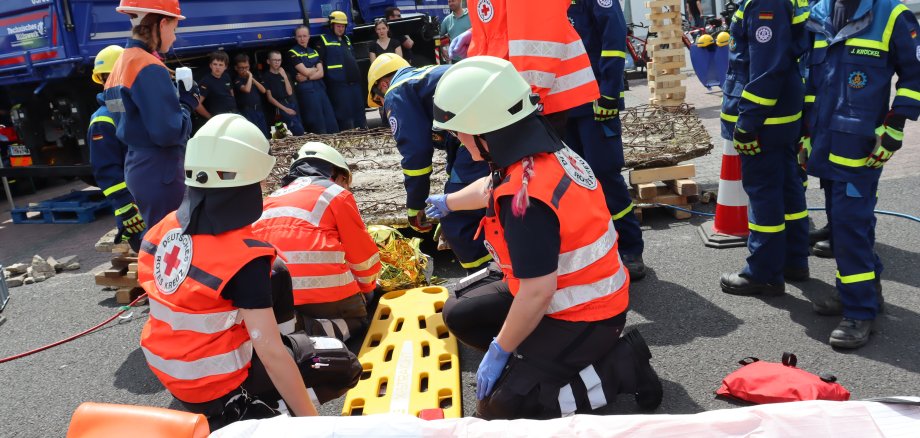 Nachwuchskräfte von Feuerwehr, THW und DRK bei der gemeinsamen Rettungsübung.