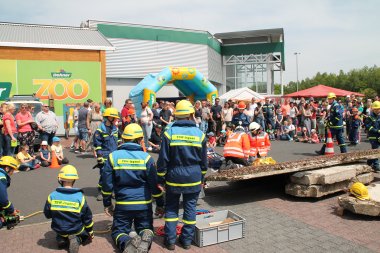 Interessiert verfolgen die Besucherinnen und Besucher die gemeinsame Rettungsübung der Nachwuchskräfte von Feuerwehr, THW und DRK auf dem Dehner-Parkplatz.