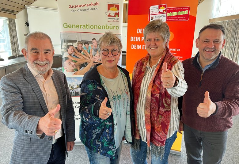 Martin Annen, Judith Gläser, Margit Chiera und Rainer Lehmler zeigen an: "Daumen hoch fürs Ehrenamt."