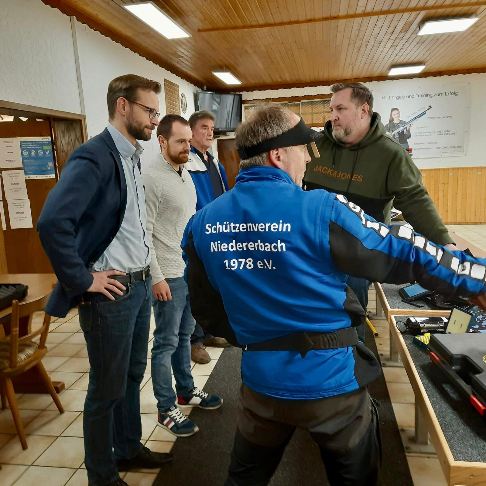 Bild zeigt Bürgermeister Richter-Hopprich mit Vereinsmitgliedern