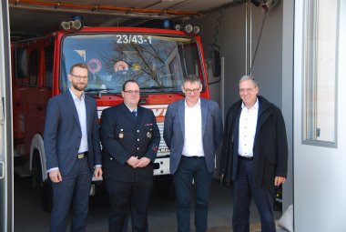 Ulrich Richter-Hopprich, Wehrführer Daniel Herborn, Ortsbürgermeister Martin Bendel und Andree Stein, der Erste Beigeordnete der VG Montabaur, vor dme neuen Feuerwehgerätehaus.