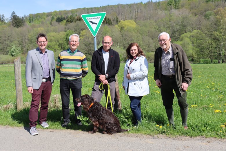 Die Verantwortlichen vor dem Schild Naturschutzgebiet. 