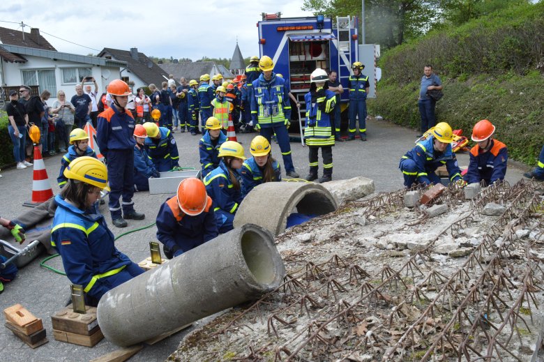 Interessiert verfolgen die Besucher die Rettungsübung der Nachwuchsfeuerwehren und des Jugend-THW.