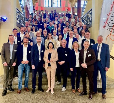 Gruppenbild aller Teilnehmerinnen und Teilnehmer der Gründungsversammlung der Arbeitsgemeinschaft fahrrad- und fußverkehrsfreundlicher Kommunen in Rheinland-Pfalz e.V.